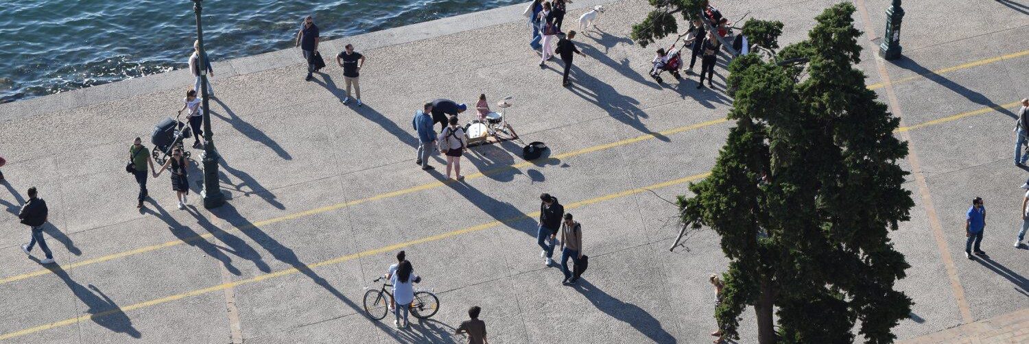 Eine Küstenpromenade in Thessaloniki mit vielen verschiedenen Nutzer:innen.
