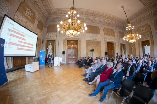 Participants during the opening ceremony, Markus Lukacevic giving his presentation