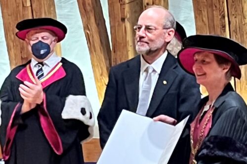 Dean Gerti Kappel hands Edward Lee the honorary certificate