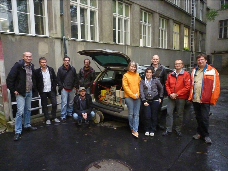 Members of the CD-LAB Group Project Modul 1 in front of the car
