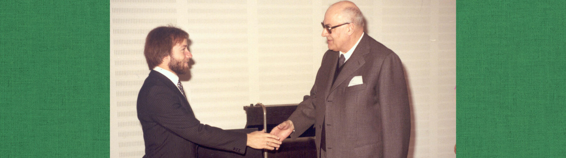 Dr. Fehrer gratuliert Georg Brasseur