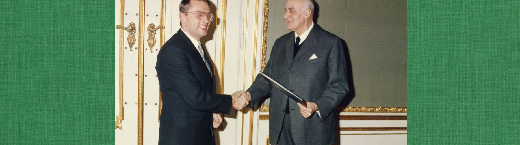 Dr. Fehrer überreicht Gottfried Magerl den Preis