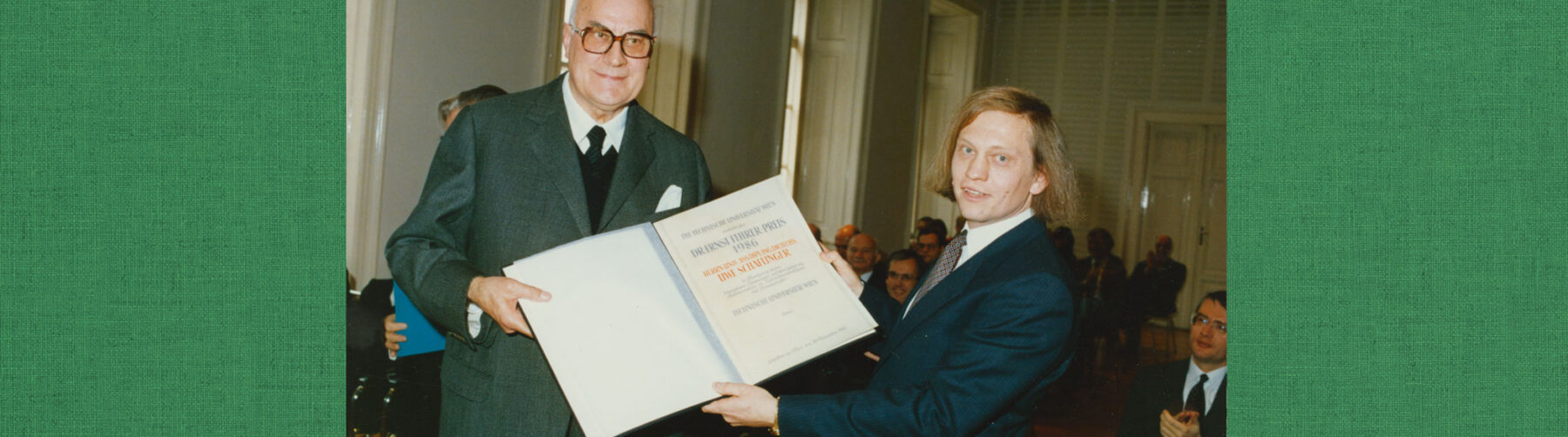 Dr. Fehrer und Uwe Schaflinger halten die Verleihungsurkunde