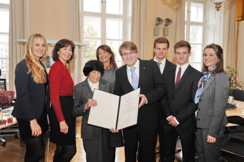 Gruppenfoto mit Michal Schön, letzterer hält die Verleihungsurkunde