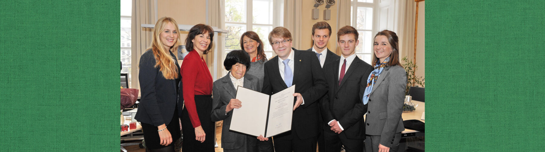 Gruppenfoto mit Michal Schön, letzterer hält die Verleihungsurkunde