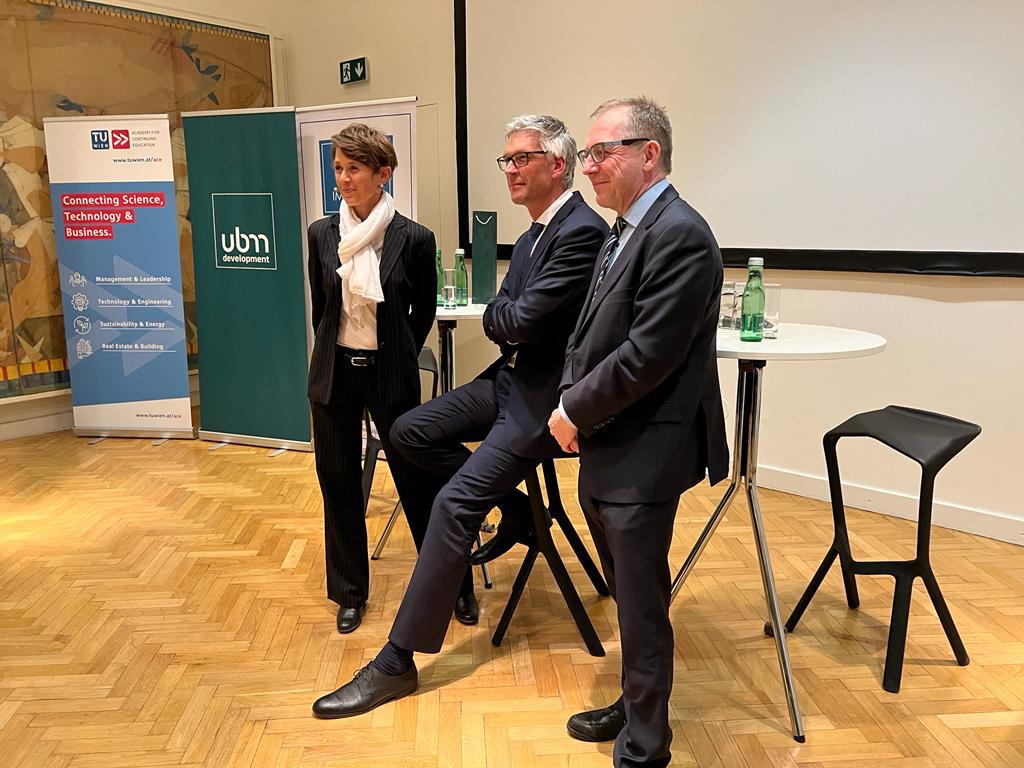 Martin Löcker COO of UBM Development AG in talks with students and alumni of the real estate