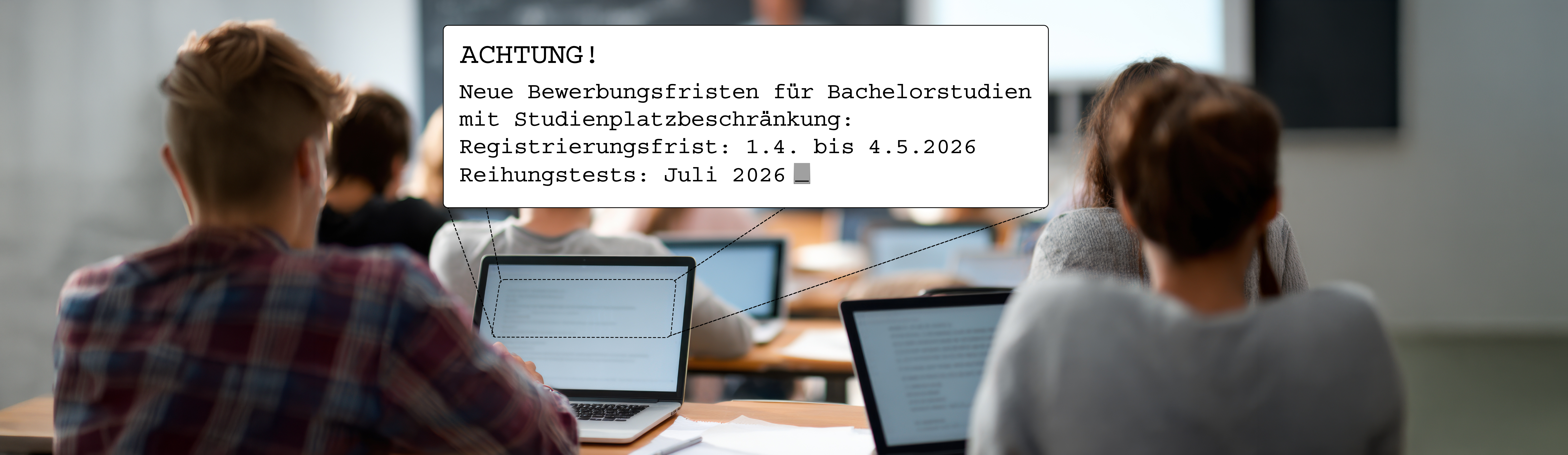 Studierende in einem Seminarraum tippen auf ihren Computern die Informationen über die neuen Fristen für das Zulassungsverfahren für Bachelor-Studiengänge ein.