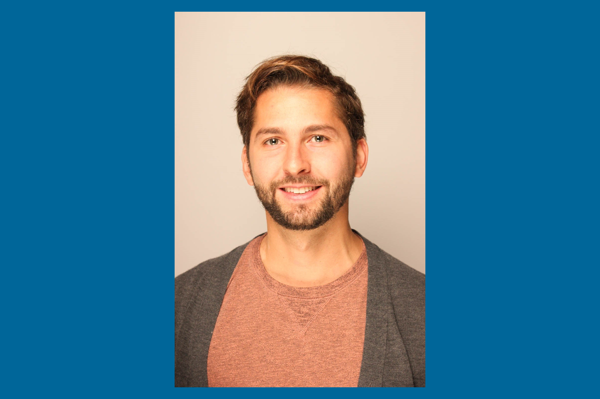 Porträt Jürgen Cito, Hintergrund blau