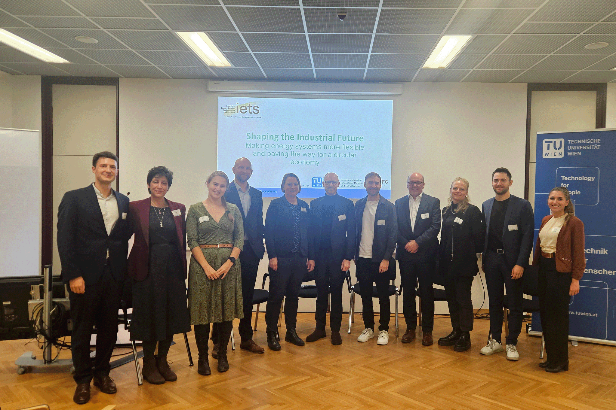 Group of conference-participants in half circle