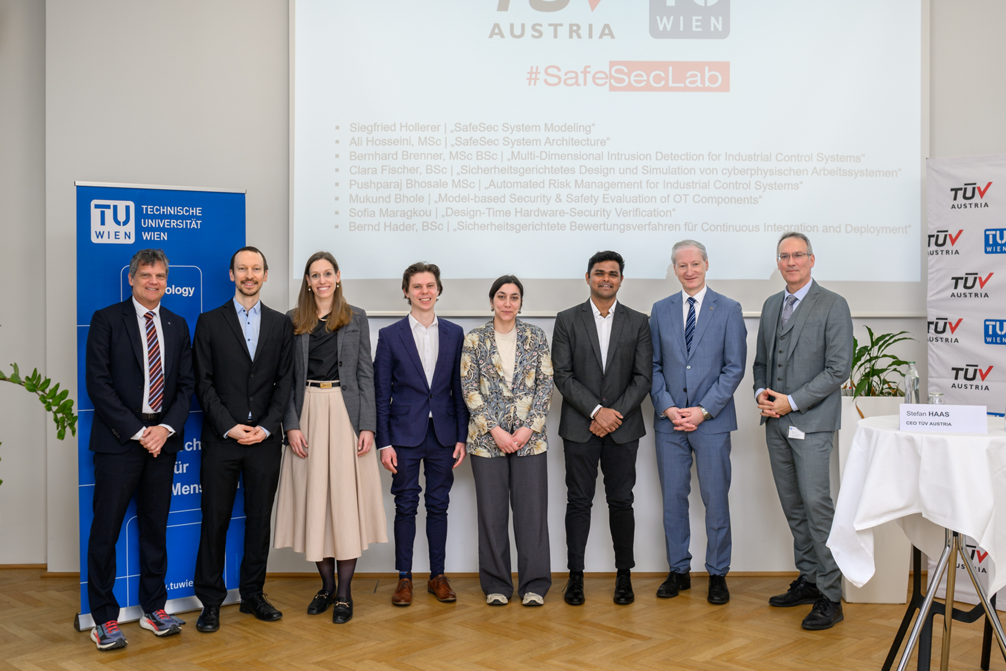 Gruppenfoto mit acht Personen