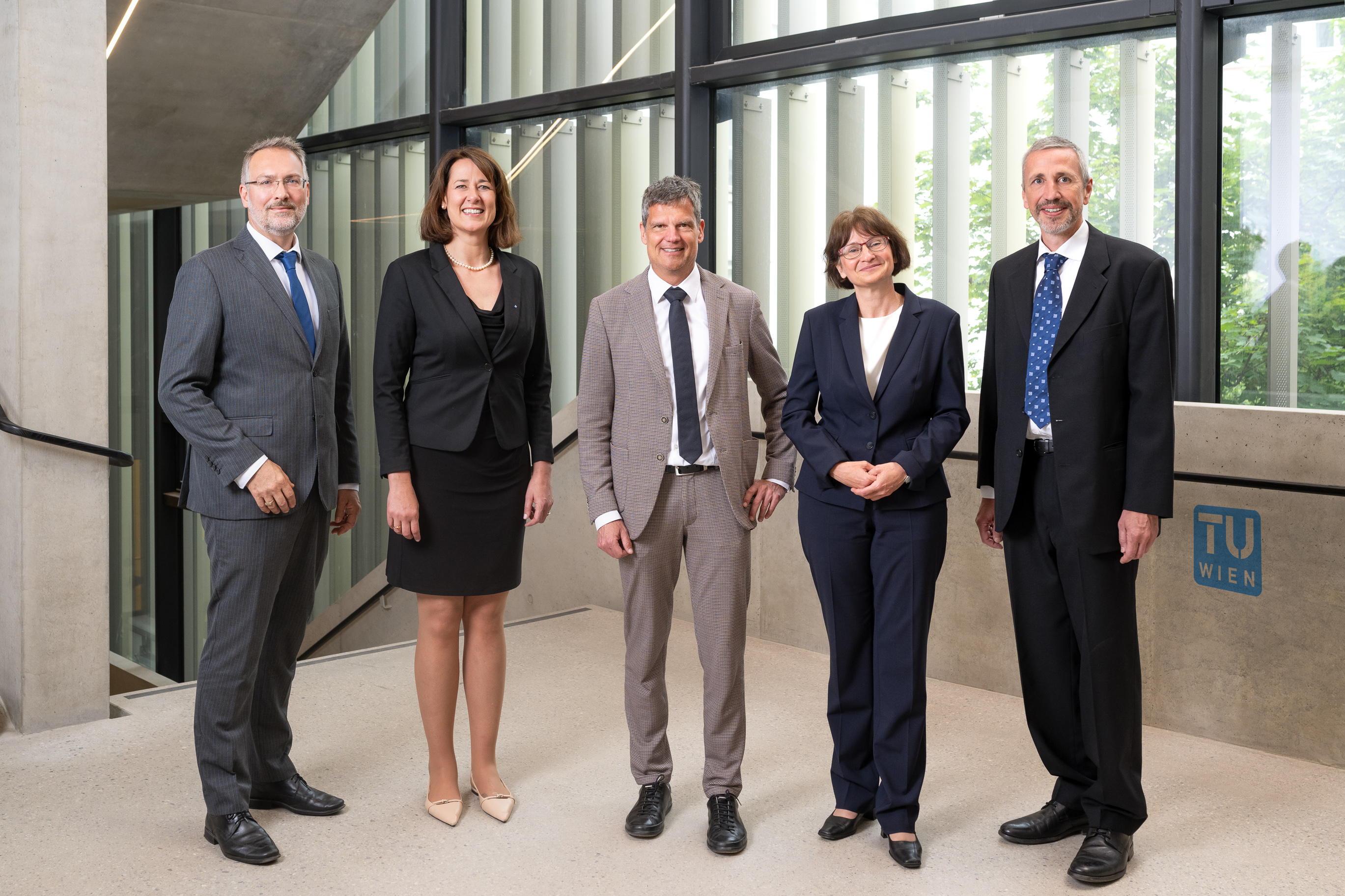 Gruppenfoto des Rektorats der TU Wien: Peter Ertl, Jasmin Gründling-Riener, Jens Schneider, Ute Koch, Wolfgang Kastner