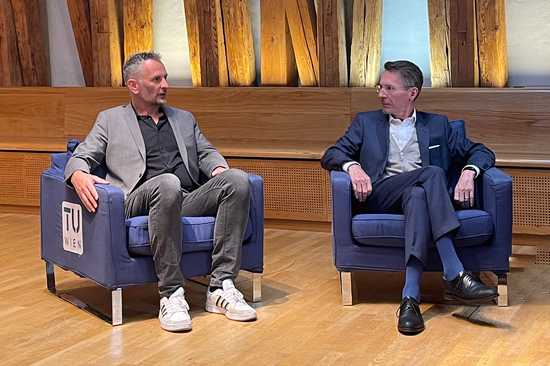 [Translate to English:] Die Lehrgangsleiter des neuen ACE Masterprogramms REWACE: Johann Felnner und Christoph Scharff (von links); beide Herren sitzend auf blauen Sesseln