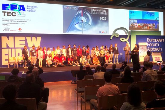 Alle Teilnehmer_innen auf der Bühne nach der Präsentation ihrer Ideen