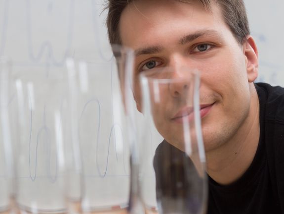 Georg Wachter (Bild) berechnet die Materialeigenschaften von Glas, beim Auftreffen von Laserpulsen. Georg Wachter (Bild) berechnet die Materialeigenschaften von Glas, beim Auftreffen von Laserpulsen.
