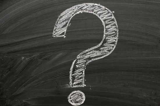 Ein mit Kreide auf eine Tafel gemaltes Fragezeichen.