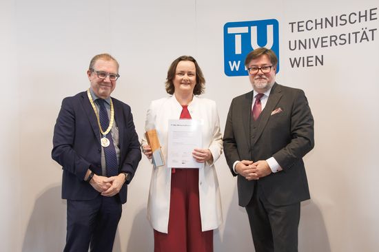 [Translate to English:] v.l.n.r.: Lehrgangsleiter Bob Martens, Preisträgerin Cornelia Kratzer mit ihrer Auszeichnung, Mag. Guido Zorn 