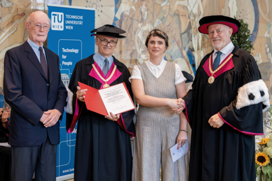 4 Personen, links: Herbert Hochegger mit Anzug, Mitte links Vizerektor Fröhlich im Ornat, Mitte rechts Teresa Liberto im hellgrauen Ensemble, Oberteil V-Ausschnitt, rechts Vizerektor Eberhardsteiner im Ornat.