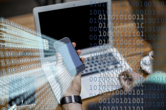 Smartphone und Laptop