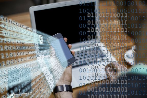 Smartphone und Laptop