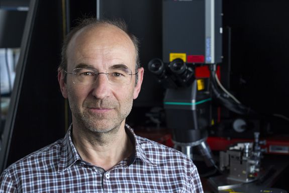 Portrait des Prof. Axel Jantsch im Labor