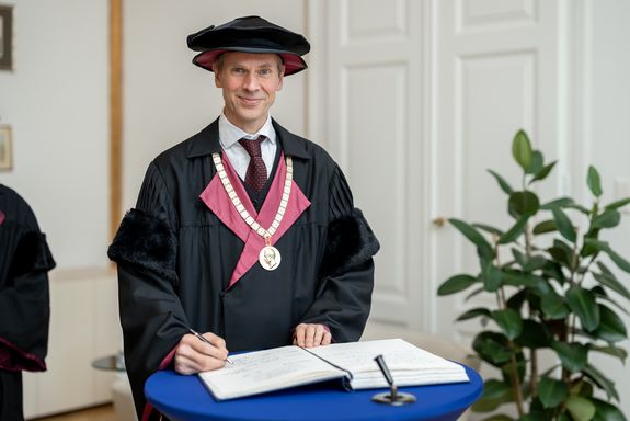 Norbert Pfeifer unterschreibt im Ehrenbuch der TU Wien