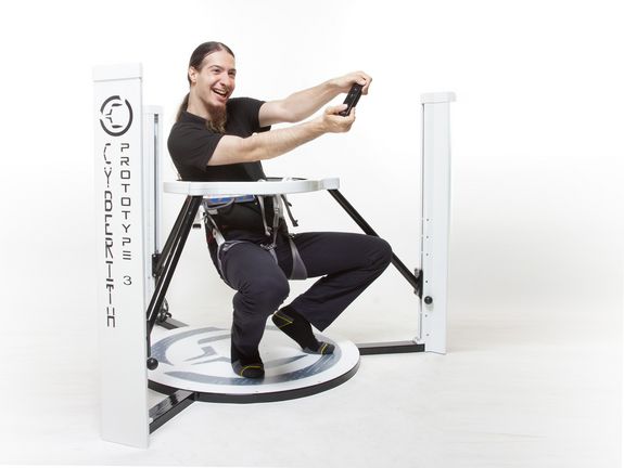 Cyberith-CEO Tunkay Cakmak und der Virtualizer in Aktion