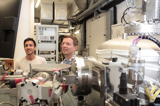 Vincent Moraes (l.) und Helmut Riedl an der Beschichtungsanlage