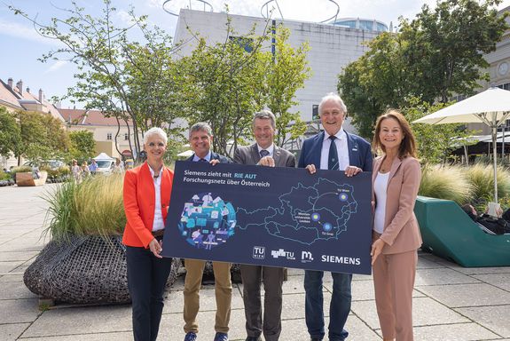 Fünf Personen halten Transparent in der Hand, das das RIE AUT verkündet.