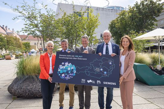 Fünf Personen halten Transparent in der Hand, das das RIE AUT verkündet.