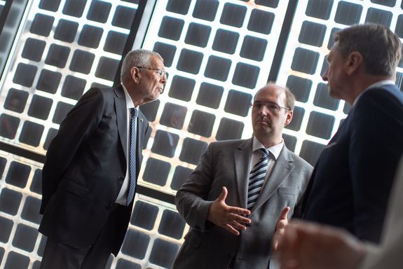 TUW-Prof. Thomas Bednar (mitte) erläutert  BP Alexander Van der Bellen (l.) und seinem slowenischen Staatsgast Präsident Borut Pahor (r.) die Vorteile des Plus Energie Bürohochhaus der TU Wien.
