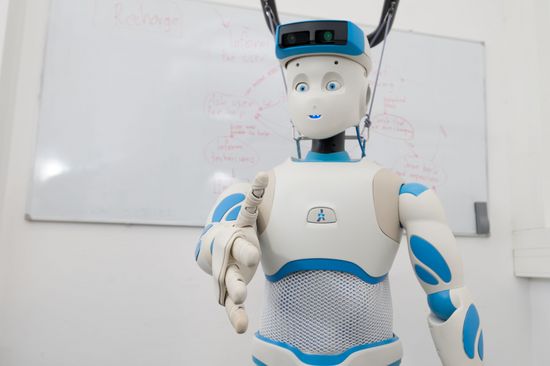 Menschenähnlicher Robotern streckt die Hand zum Begrüßen aus