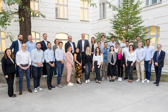 Gruppenbild Immobilienmanagement & Bewertung - offener Durchgang