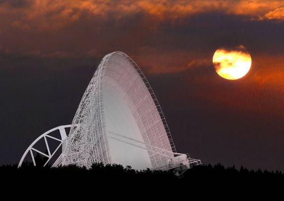 Effelsberg bei Sonnenaufgang (Deutschland, zweitgrößtes schwenkbares Teleskop weltweit) Effelsberg bei Sonnenaufgang (Deutschland, zweitgrößtes schwenkbares Teleskop weltweit)