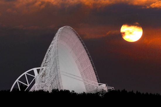 Effelsberg bei Sonnenaufgang (Deutschland, zweitgrößtes schwenkbares Teleskop weltweit)