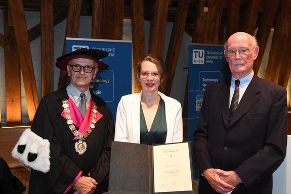 Preisverleihung 2022 - v.l.n.r. Vizerektor Forschung und Innovation Johannes Fröhlich; Dipl.-Ing. Dr.in techn. Eva-Maria Wartha; Dr. Herbert Hochegger (Vertreter des Lions Clubs) 