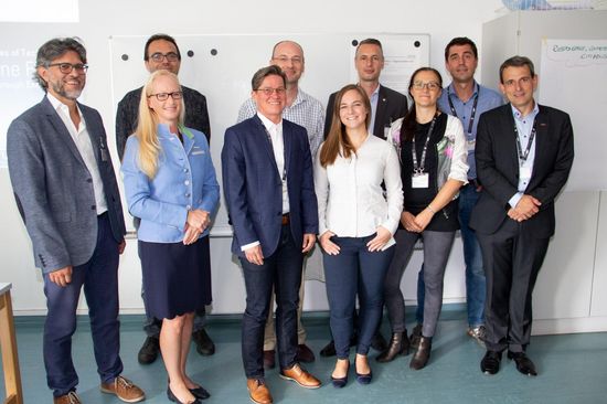 Hinten (v.l.n.r.): Michele Loi, Mattheo Maffei, Edgar Weippl, Dominik Engel, Joe Pichlmayr, Vorne: Elke Standeker, Marjo Rauhala, Katharina Krombholz, Elisabeth Schludermann, Stefan Mangard