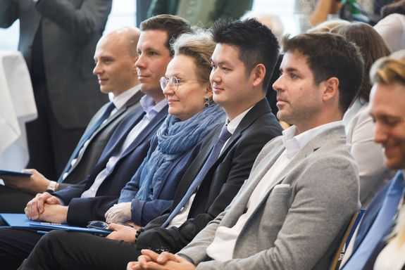 [Translate to English:] Sitzende Studierende im Publikum