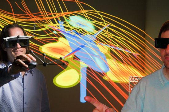 Gastprofessor Dr.-Ing. Uwe Wössner (links) vom High Performance Computing Center Stuttgart (HRLS) mit Shutter Glasses und Remote Control.