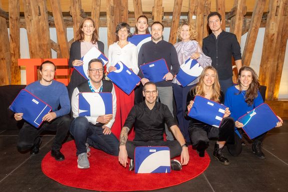 Gruppenfoto: Nur Sprecher_innen sitzend und stehend