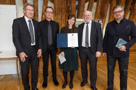 Gruppenfoto mit Preisträgerin