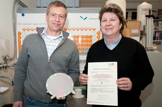 Quality Manager Peter Kregsamer and Laboratory Supervisor Christina Streli (C) TU Wien