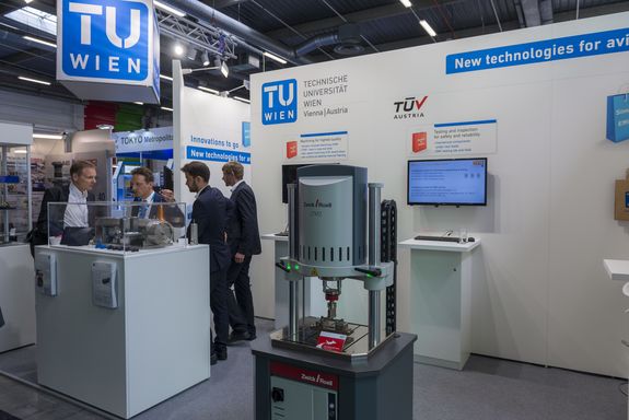 four men – one explains machining at teh TU Wien stand
