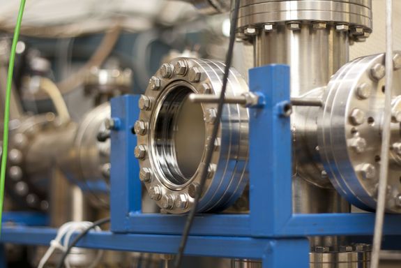 [Translate to English:] Die Vakuumkammer, in deren Inneren Versuche mit der Quarzkristall-Mikrowaage durchgeführt werden