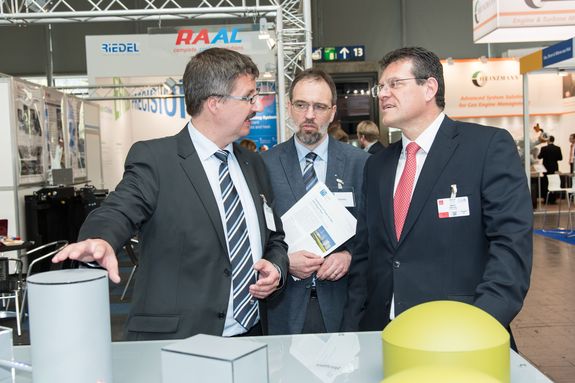 Michael Harasek und Peter Heimerl von der TU Wien und EU-Kommissar Maros Sefcovic