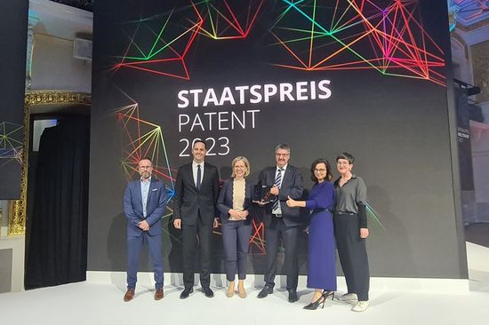 Prof. Michael Harasek hält die Trophäe in der Hand - links davon Bundesministerin Leonore Gewessler.