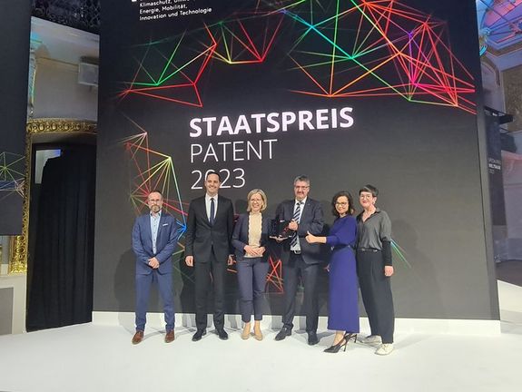 Prof. Michael Harasek hält die Trophäe in der Hand - links davon Bundesministerin Leonore Gewessler.