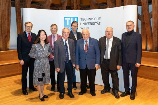 Gruppenfoto: Peter Reichel, Dongheui Lee, Thilo Sauter, Heinrich Pangratz, Friedrich Bauer, Peter Eier, Hannes Bardach, Dietmar Dietrich (von links)