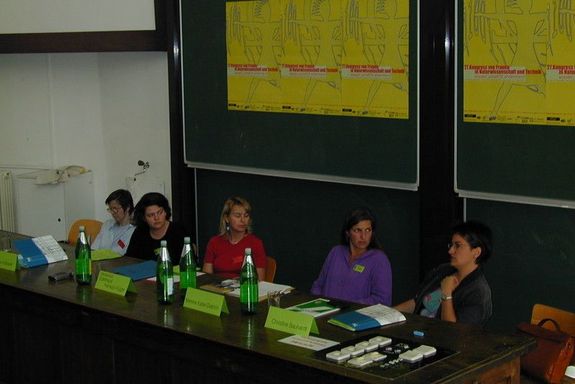 Fünf Frauen an einem Tisch