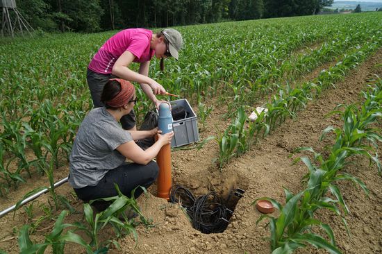 Zwei Forscherinnen bei der Arbeit 