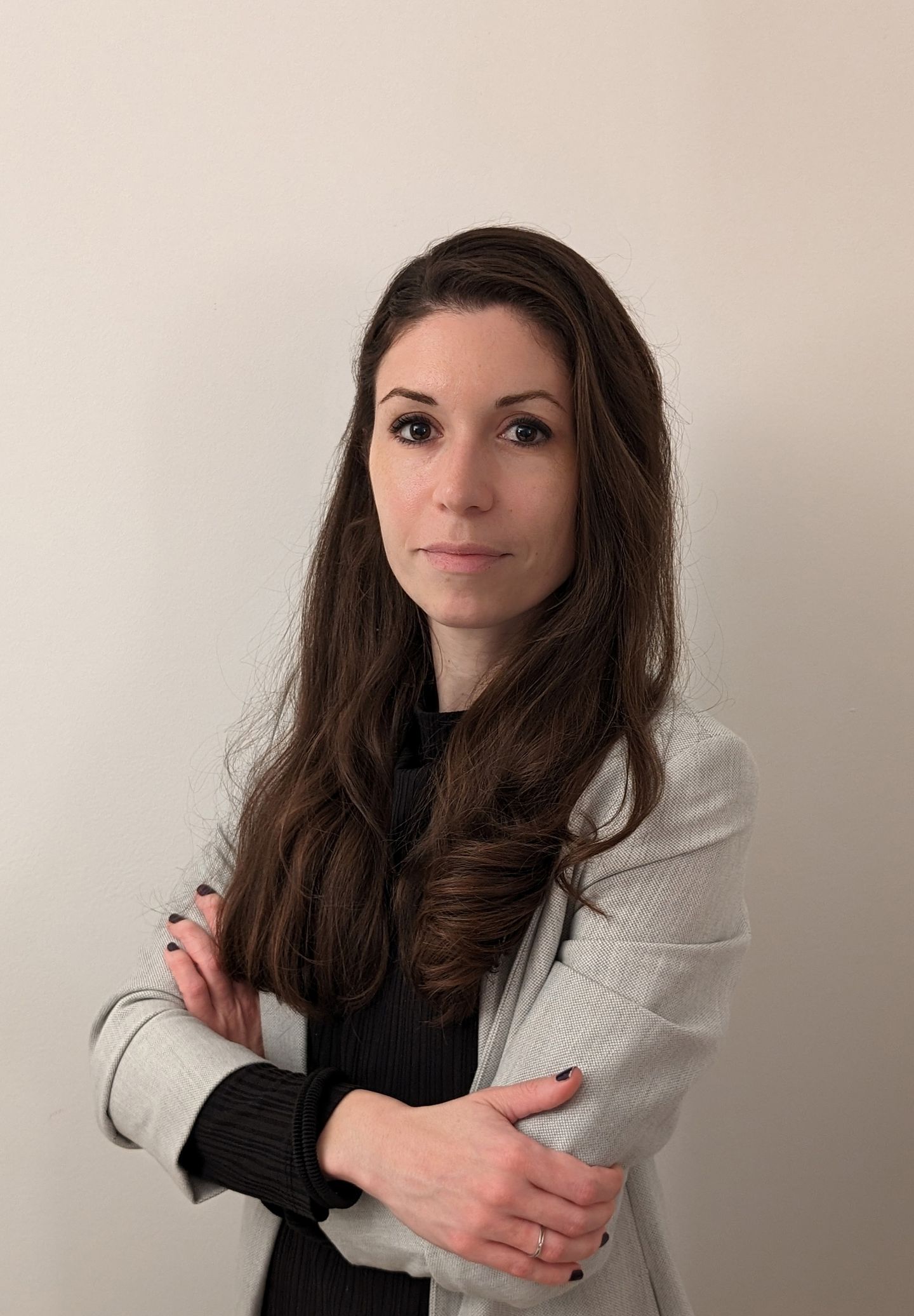 Porträt Vojvic: Frau mit langen dunklen Haaren und hellem Oberteil